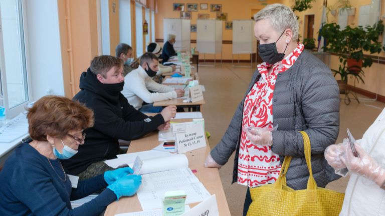 Женщина во время голосования на избирательном участке №51 на выборах в Госдуму в Петропавловске-Камчатском Женщина во время голосования на избирательном участке №51 на выборах в Госдуму в Петропавловске-Камчатском