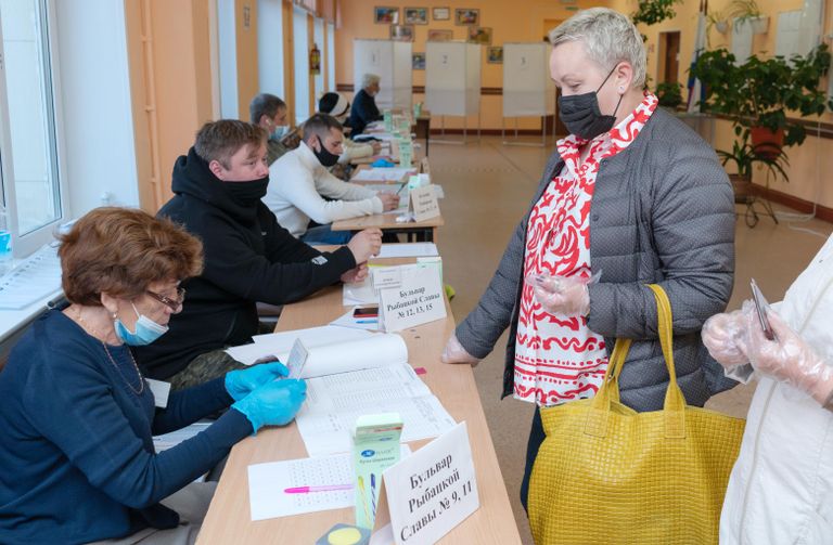 Женщина во время голосования на избирательном участке №51 на выборах в Госдуму в Петропавловске-Камчатском Женщина во время голосования на избирательном участке №51 на выборах в Госдуму в Петропавловске-Камчатском