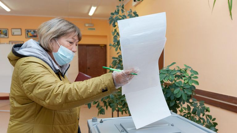 Женщина голосует на выборах депутатов Государственной Думы РФ на избирательном участке №51 в Петропавловске-Камчатском Женщина голосует на выборах депутатов Государственной Думы РФ на избирательном участке №51 в Петропавловске-Камчатском