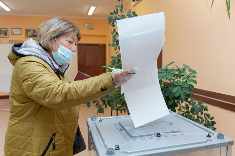 Женщина голосует на выборах депутатов Государственной Думы РФ на избирательном участке №51 в Петропавловске-Камчатском Женщина голосует на выборах депутатов Государственной Думы РФ на избирательном участке №51 в Петропавловске-Камчатском