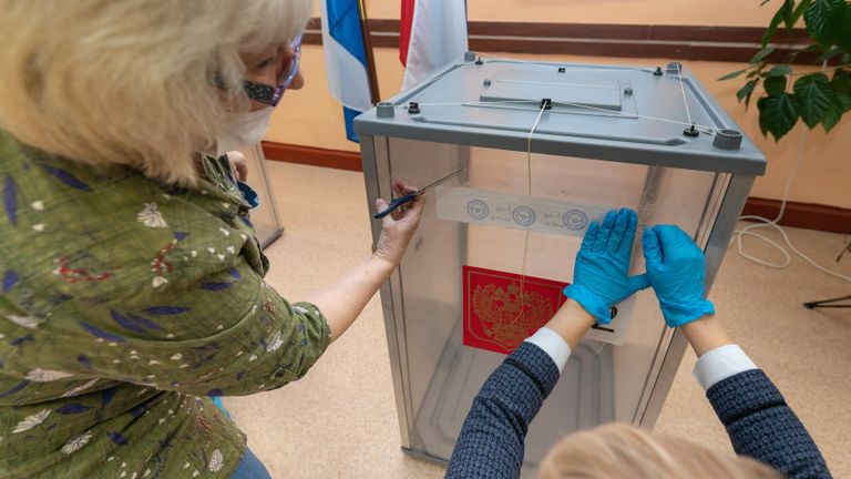 Сотрудники участковой избирательной комиссии №51 пломбируют стационарные урны для голосования перед открытием избирательного участка на выборах в Госдуму в Петропавловске-Камчатском Сотрудники участковой избирательной комиссии №51 пломбируют стационарные урны для голосования перед открытием избирательного участка на выборах в Госдуму в Петропавловске-Камчатском