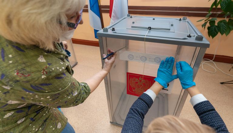 Сотрудники участковой избирательной комиссии №51 пломбируют стационарные урны для голосования перед открытием избирательного участка на выборах в Госдуму в Петропавловске-Камчатском Сотрудники участковой избирательной комиссии №51 пломбируют стационарные урны для голосования перед открытием избирательного участка на выборах в Госдуму в Петропавловске-Камчатском