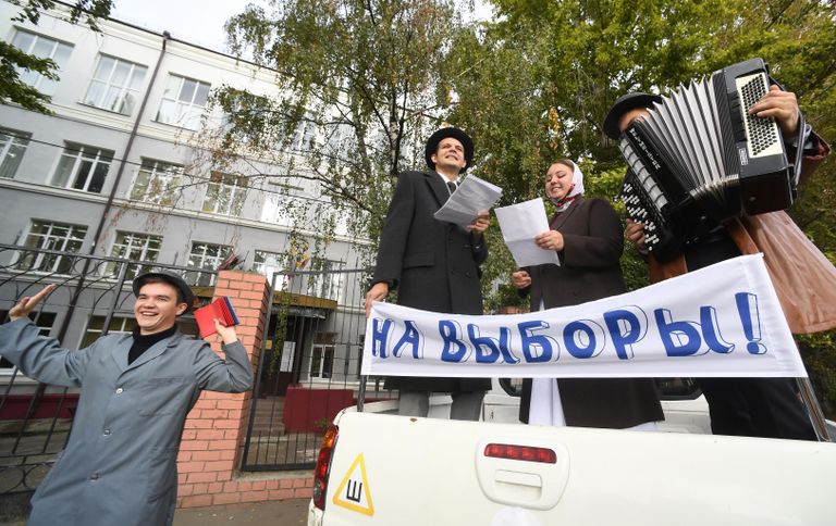 Агитационная бригада из артистов культурного центра Сайдаш выступает у избирательного участка № 351 в Казани Агитационная бригада из артистов культурного центра Сайдаш выступает у избирательного участка № 351 в Казани