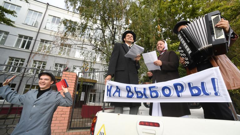 Агитационная бригада из артистов культурного центра Сайдаш выступает у избирательного участка № 351 в Казани Агитационная бригада из артистов культурного центра Сайдаш выступает у избирательного участка № 351 в Казани