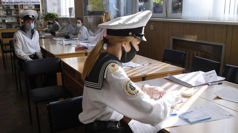 Курсанты Морского государственного университета имени адмирала Г.И.Невельского на избирательном участке №919 во Владивостоке Курсанты Морского государственного университета имени адмирала Г.И.Невельского на избирательном участке №919 во Владивостоке