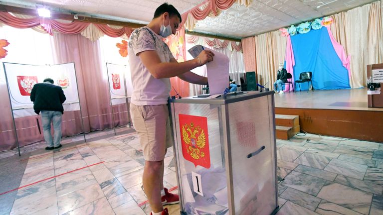 Мужчина голосует на избирательном участке №254 на выборах депутатов Государственной Думы РФ в районном Доме культуры села Бея в Республике Хакасия Мужчина голосует на избирательном участке №254 на выборах депутатов Государственной Думы РФ в районном Доме культуры села Бея в Республике Хакасия