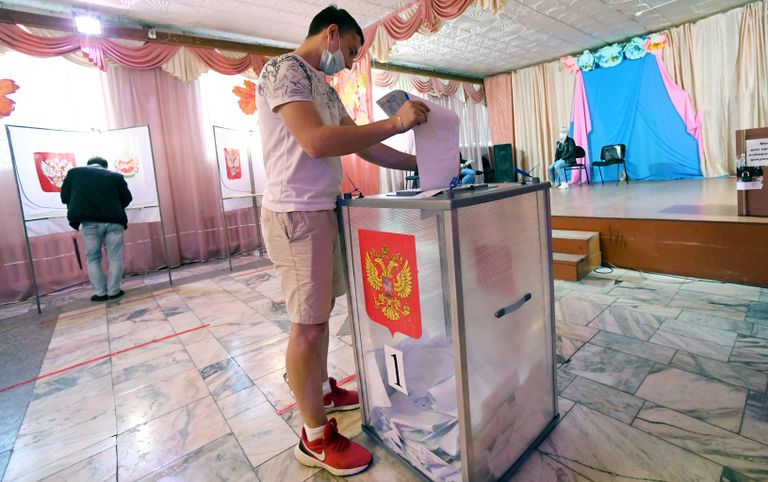 Мужчина голосует на избирательном участке №254 на выборах депутатов Государственной Думы РФ в районном Доме культуры села Бея в Республике Хакасия Мужчина голосует на избирательном участке №254 на выборах депутатов Государственной Думы РФ в районном Доме культуры села Бея в Республике Хакасия