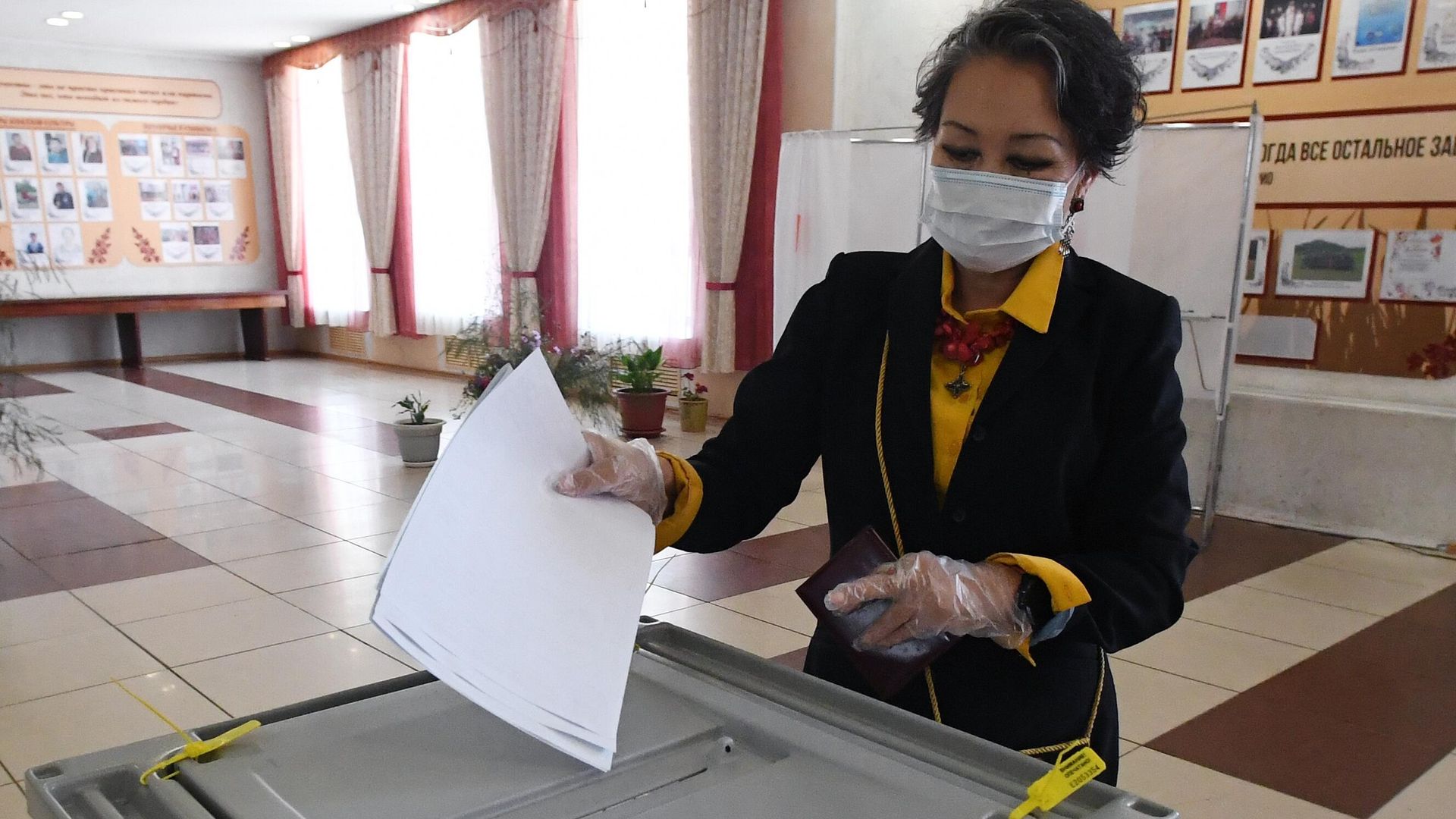 Женщина голосует на избирательном участке №199 на выборах депутатов Государственной Думы РФ в Республике Хакасия Женщина голосует на избирательном участке №199 на выборах депутатов Государственной Думы РФ в Республике Хакасия - РИА Новости, 1920, 19.09.2021