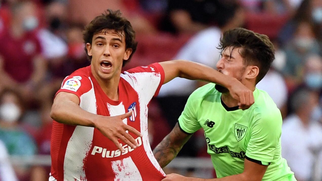 Atletico Madrid's Portuguese midfielder Joao Felix (L) fouls Athletic Bilbao's Spanish midfielder Unai Vencedor during the Spanish League football match between Club Atletico de Madrid and Athletic Club Bilbao at the Wanda Metropolitano stadium in Madrid on September 18, 2021. (Photo by PIERRE-PHILIPPE MARCOU / AFP) - РИА Новости, 1920, 18.09.2021