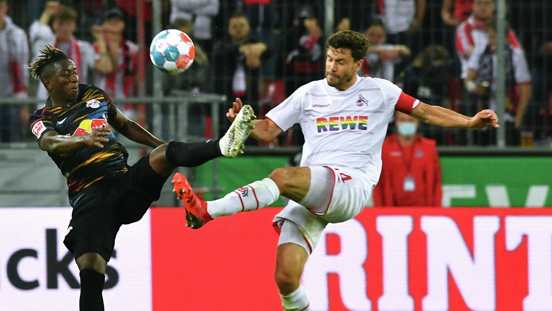 Cologne's German defender Jonas Hector (R) and Leipzig's Malian midfielder Amadou Haidara vie for the ball during the German first division Bundesliga football match 1 FC Cologne vs RB Leipzig, in Cologne, western Germany, on September 18, 2021. (Photo by UWE KRAFT / AFP) / DFL REGULATIONS PROHIBIT ANY USE OF PHOTOGRAPHS AS IMAGE SEQUENCES AND/OR QUASI-VIDEO Cologne's German defender Jonas Hector (R) and Leipzig's Malian midfielder Amadou Haidara vie for the ball during the German first division Bundesliga football match 1 FC Cologne vs RB Leipzig, in Cologne, western Germany, on September 18, 2021. (Photo by UWE KRAFT / AFP) / DFL REGULATIONS PROHIBIT ANY USE OF PHOTOGRAPHS AS IMAGE SEQUENCES AND/OR QUASI-VIDEO - РИА Новости, 1920, 18.09.2021