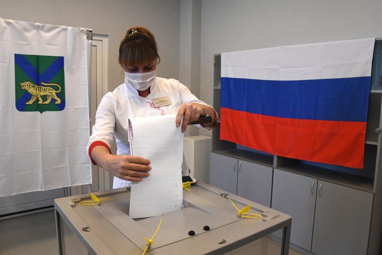 Медицинский работник принимает участие в голосовании на избирательном участке в Приморском краевом перинатальном центре (ГБУЗ ПКПЦ) во Владивостоке Медицинский работник принимает участие в голосовании на избирательном участке в Приморском краевом перинатальном центре (ГБУЗ ПКПЦ) во Владивостоке