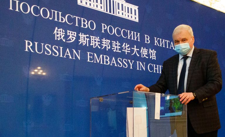 Чрезвычайный и полномочный посол Российской Федерации в Китайской Народной Республике Андрей Денисов во время голосования на выборах депутатов Государственной Думы Чрезвычайный и полномочный посол Российской Федерации в Китайской Народной Республике Андрей Денисов во время голосования на выборах депутатов Государственной Думы