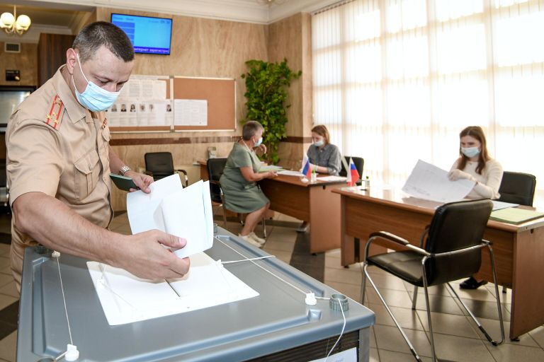 Мужчина голосует на выборах депутатов Государственной Думы Федерального собрания Российской Федерации VIII созыва на избирательном участке № 8017 в Баку Мужчина голосует на выборах депутатов Государственной Думы Федерального собрания Российской Федерации VIII созыва на избирательном участке № 8017 в Баку