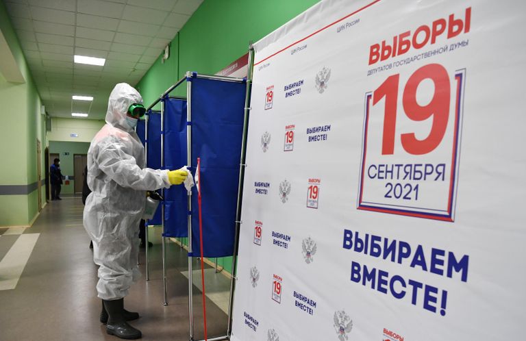 Дезинфекция кабинок на избирательном участке, где проходит голосование на выборах депутатов Государственной Думы РФ Дезинфекция кабинок на избирательном участке, где проходит голосование на выборах депутатов Государственной Думы РФ