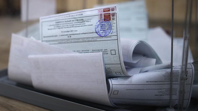 Урна с бюллетенями проголосовавших на выборах депутатов Государственной Думы РФ