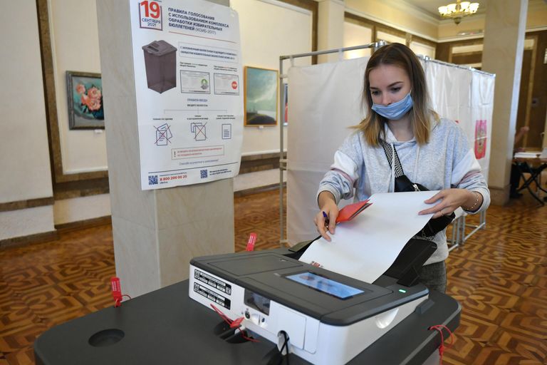 Избиратель на участке во время голосования на выборах депутатов Государственной Думы РФ в Бахчисарайском районе Крыма Избиратель на участке во время голосования на выборах депутатов Государственной Думы РФ в Бахчисарайском районе Крыма