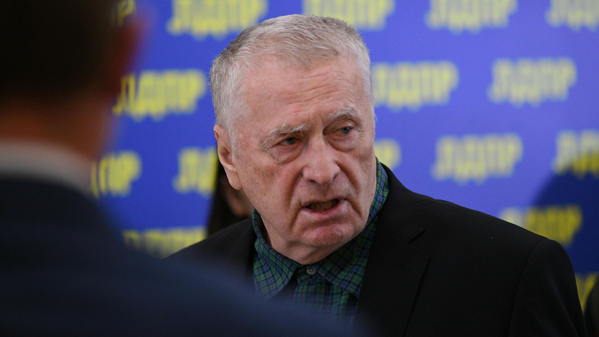 Лидер партии ЛДПР Владимир Жириновский во время посещения штаба ЛДПР по контролю за выборами депутатов Государственной Думы РФ - РИА Новости, 1920, 04.10.2021