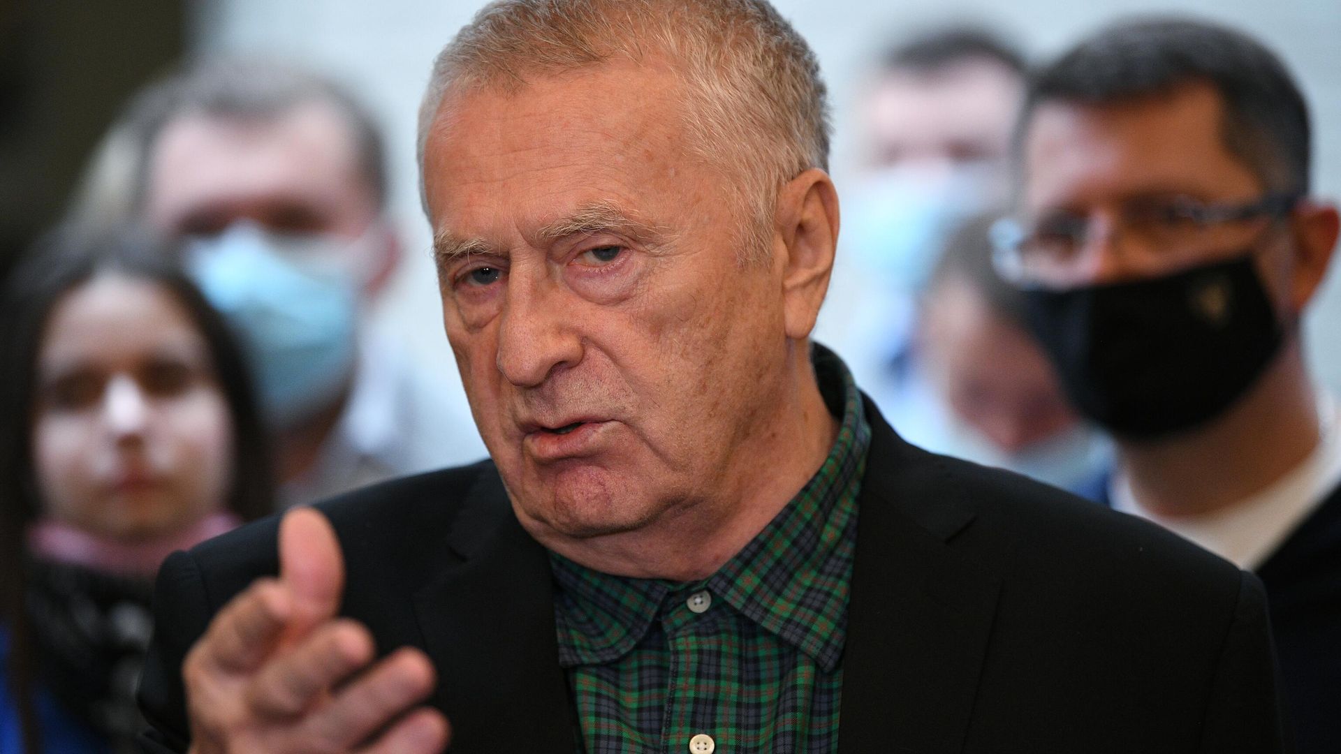 Лидер партии ЛДПР Владимир Жириновский во время посещения штаба ЛДПР по контролю за выборами депутатов Государственной Думы РФ Лидер партии ЛДПР Владимир Жириновский во время посещения штаба ЛДПР по контролю за выборами депутатов Государственной Думы РФ - РИА Новости, 1920, 09.11.2021