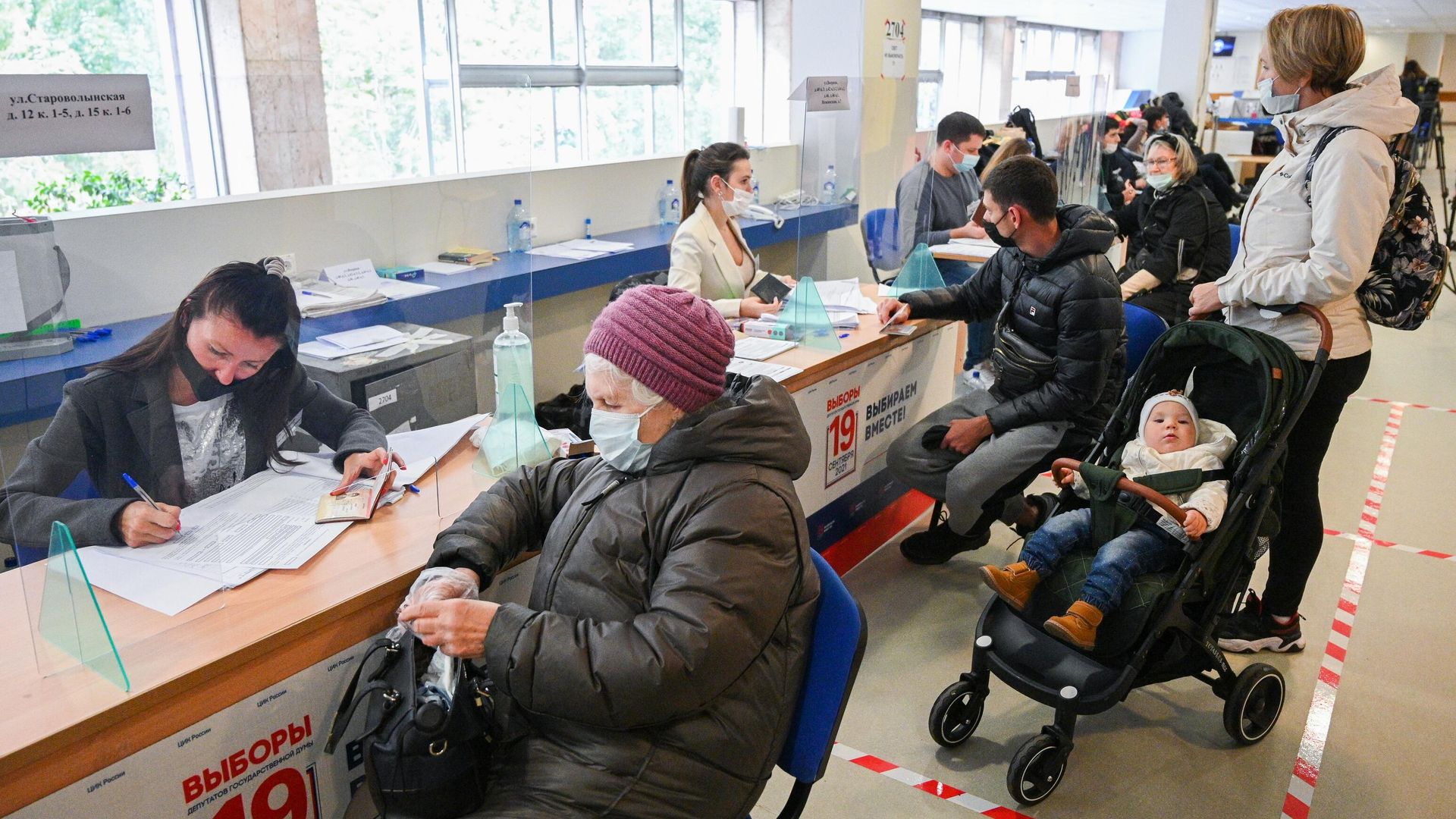 Избиратели получают бюллетени для голосования на выборах депутатов Государственной Думы РФ в Москве Избиратели получают бюллетени для голосования на выборах депутатов Государственной Думы РФ в Москве - РИА Новости, 1920, 20.09.2021