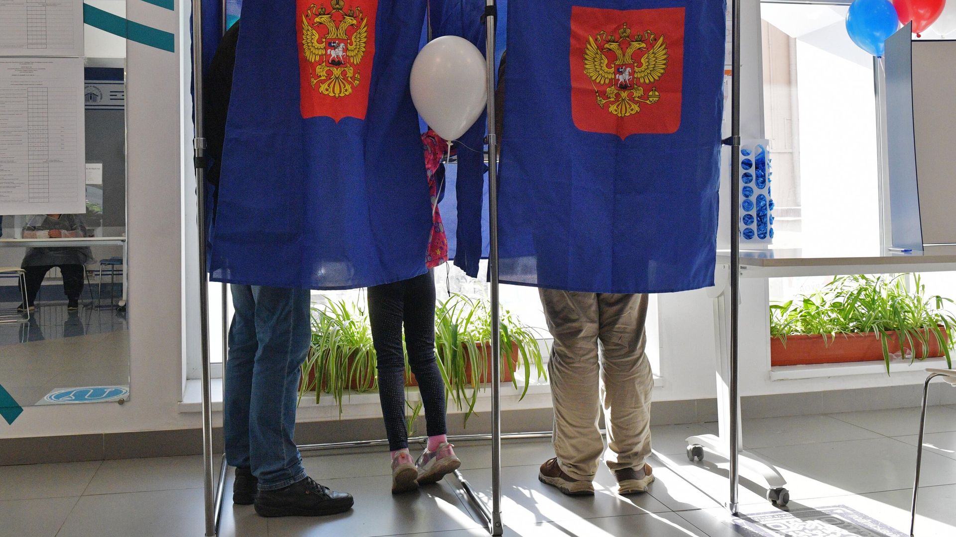 Избиратели голосуют на выборах депутатов Государственной Думы РФ на участке в Санкт-Петербурге - РИА Новости, 1920, 19.09.2021