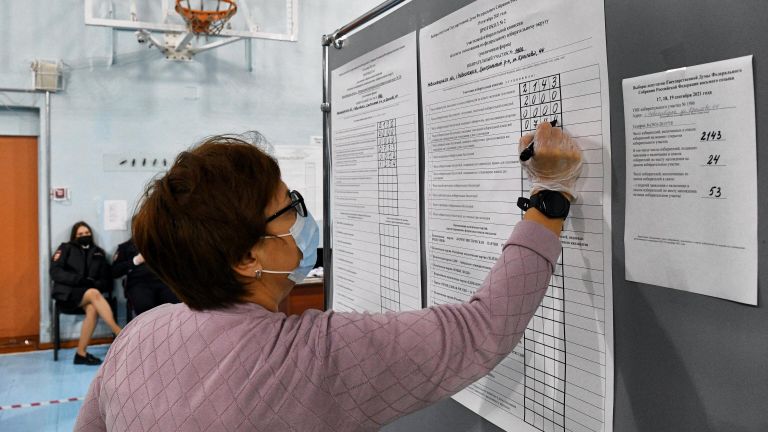 Подсчет голосов после закрытия избирательного участка №1986 в Новосибирске Подсчет голосов после закрытия избирательного участка №1986 в Новосибирске