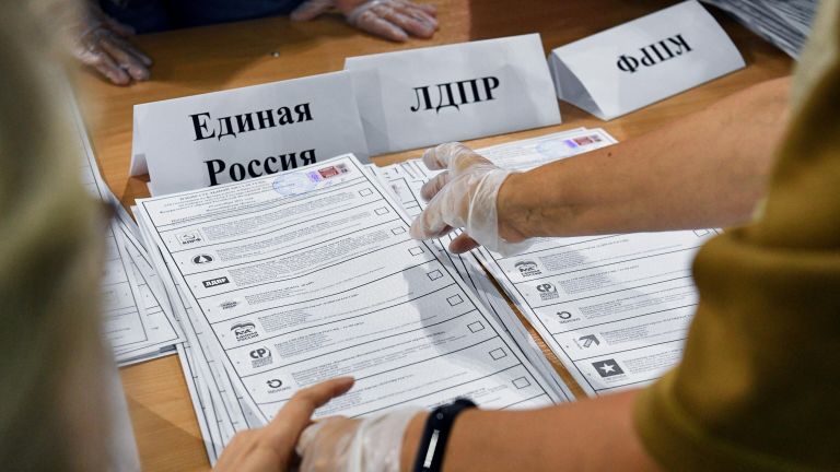 Сортировка бюллетеней во время подсчета голосов после закрытия избирательного участка №1986 в Новосибирске Сортировка бюллетеней во время подсчета голосов после закрытия избирательного участка №1986 в Новосибирске