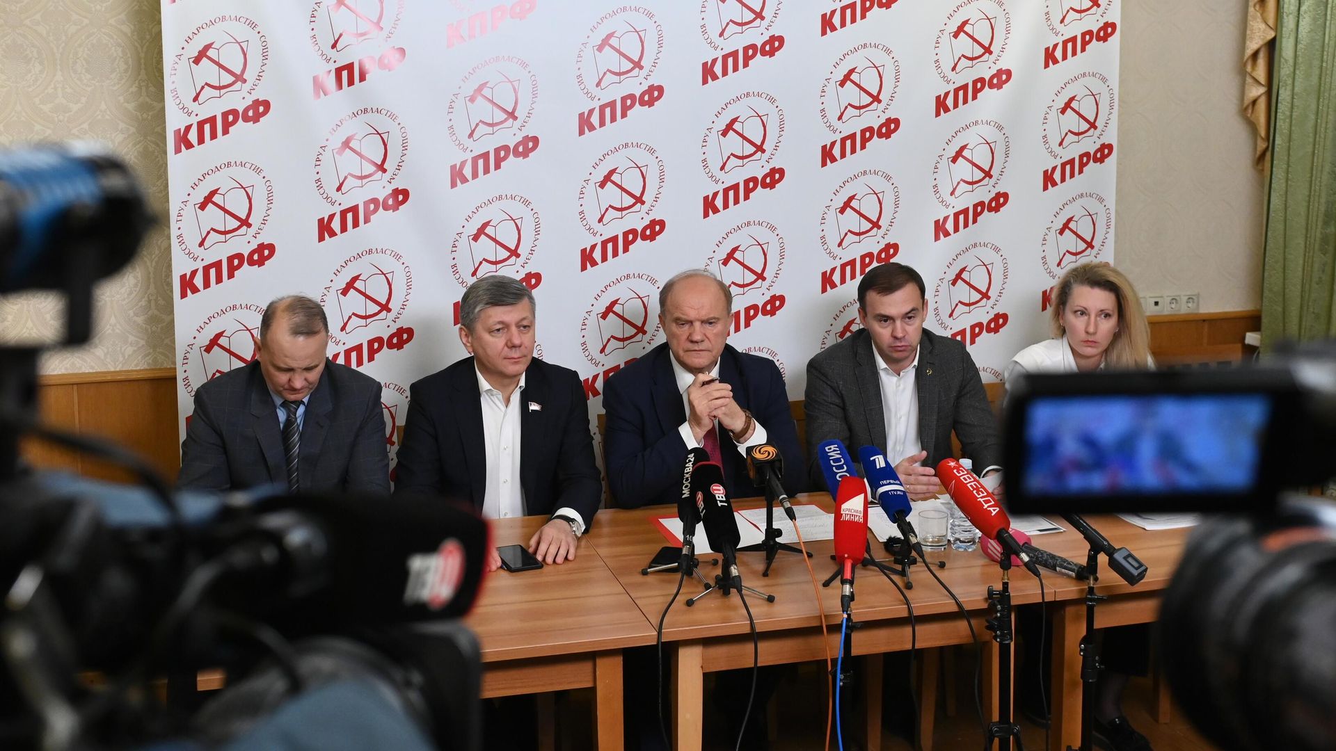 Председатель ЦК КПРФ Геннадий Зюганов на брифинге в центральном штабе КПРФ по выборам Председатель ЦК КПРФ Геннадий Зюганов на брифинге в центральном штабе КПРФ по выборам - РИА Новости, 1920, 28.09.2021