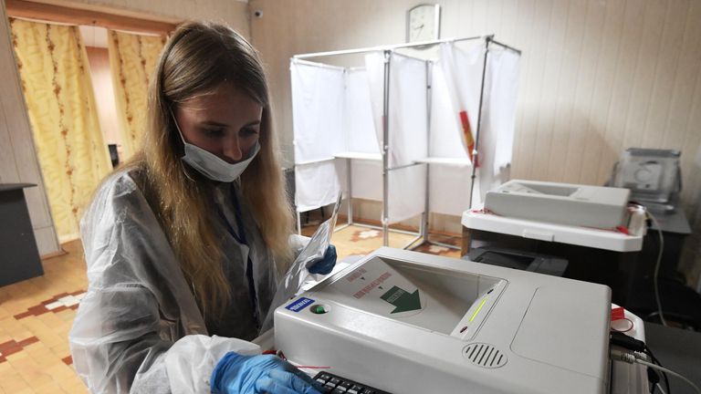 Сотрудница избирательной комиссии подсчитывает бюллетени после закрытия избирательного участка в Севастополе на выборах депутатов Государственной Думы РФ Сотрудница избирательной комиссии подсчитывает бюллетени после закрытия избирательного участка в Севастополе на выборах депутатов Государственной Думы РФ