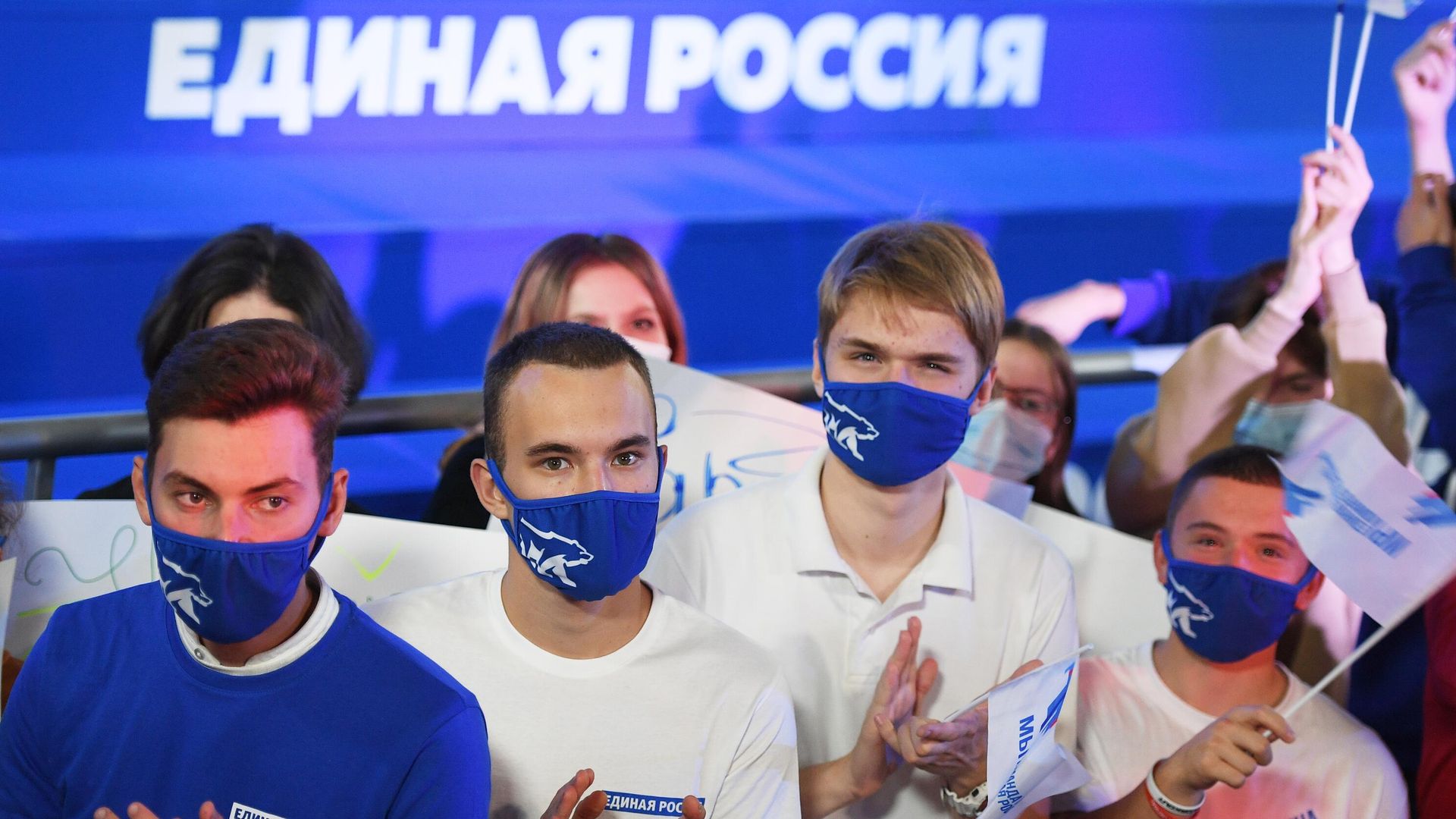 Избиратели в штабе общественной поддержки партии Единая Россия Избиратели в штабе общественной поддержки партии Единая Россия - РИА Новости, 1920, 20.09.2021