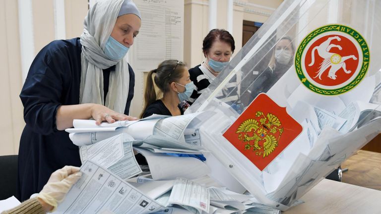 Сотрудники избирательной комиссии подсчитывают бюллетени после закрытия избирательного участка №42 в Казани на выборах депутатов Государственной Думы РФ Сотрудники избирательной комиссии подсчитывают бюллетени после закрытия избирательного участка №42 в Казани на выборах депутатов Государственной Думы РФ