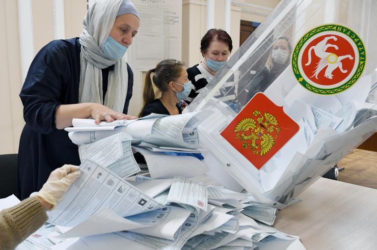 Сотрудники избирательной комиссии подсчитывают бюллетени после закрытия избирательного участка №42 в Казани на выборах депутатов Государственной Думы РФ