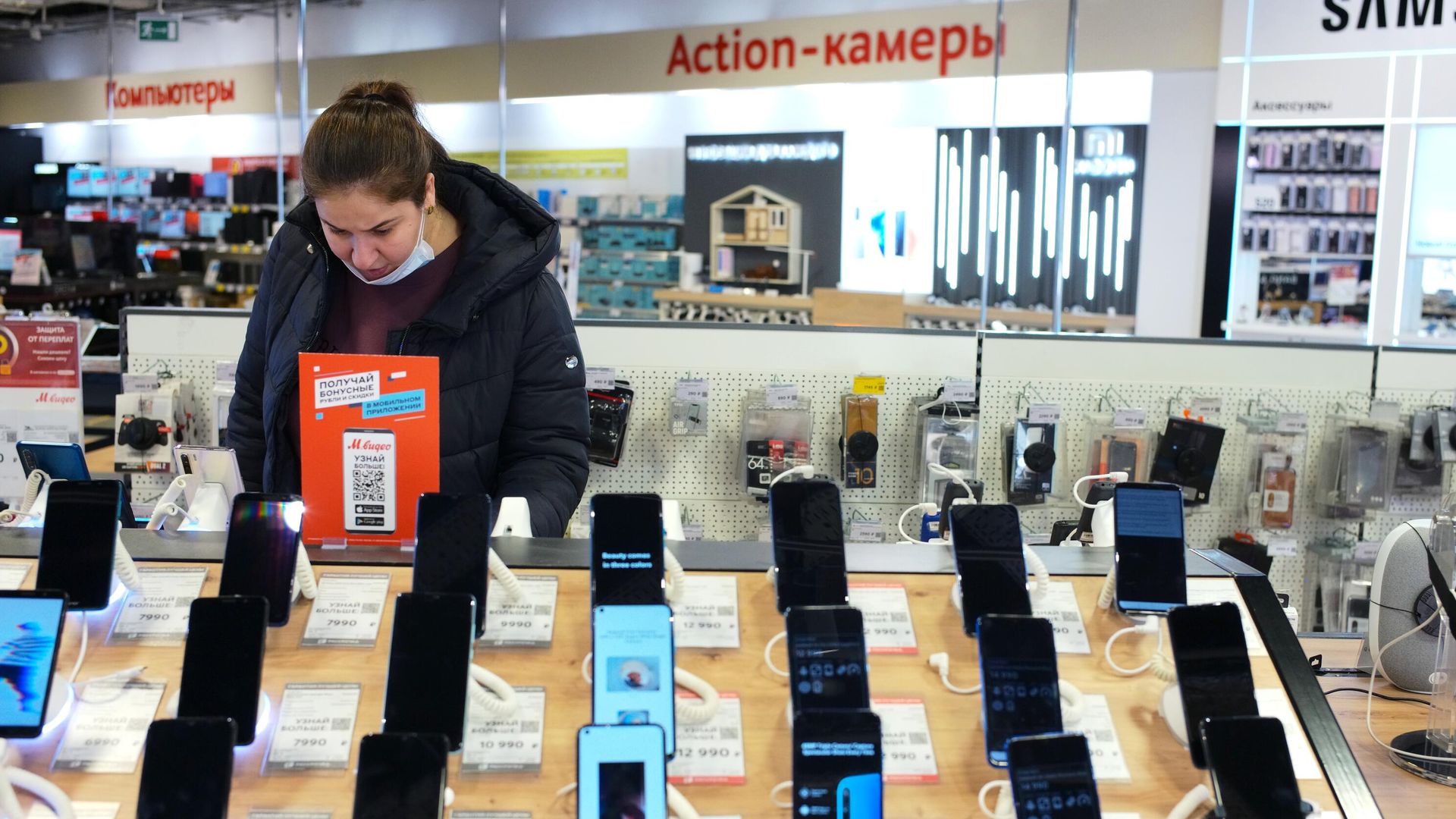 Покупательница в магазине бытовой техники и электроники Покупательница в магазине бытовой техники и электроники - РИА Новости, 1920, 05.05.2022
