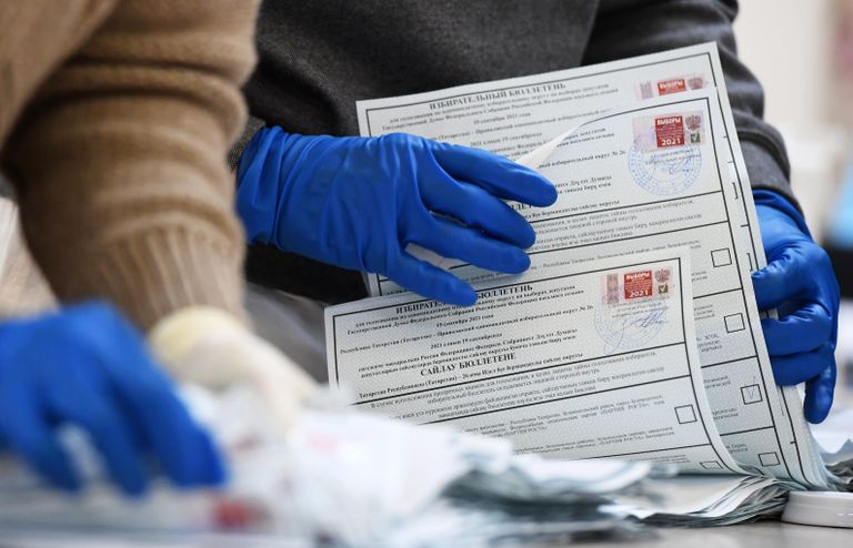 Сотрудница избирательной комиссии подсчитывает бюллетени после закрытия избирательного участка №42 в Казани на выборах депутатов Государственной Думы РФ