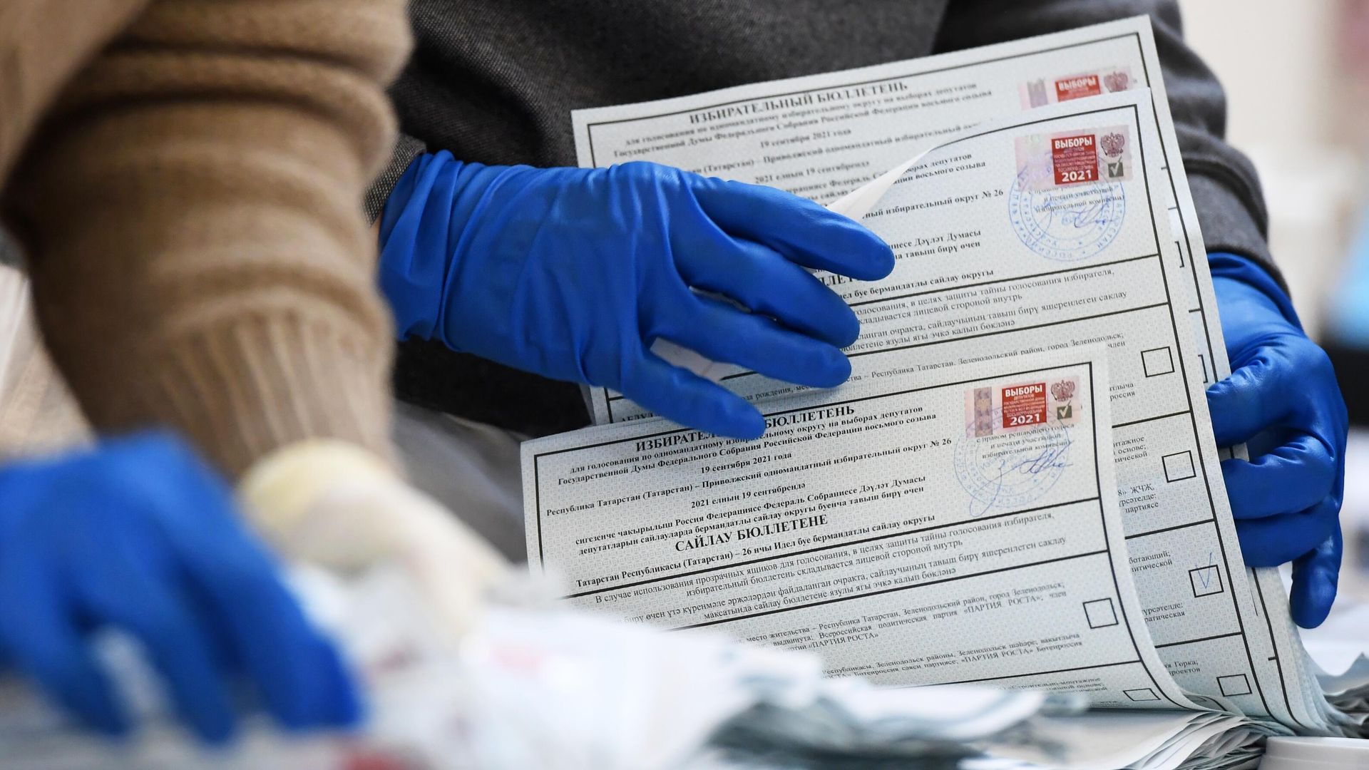 Сотрудница избирательной комиссии подсчитывает бюллетени после закрытия избирательного участка №42 в Казани на выборах депутатов Государственной Думы РФ Сотрудница избирательной комиссии подсчитывает бюллетени после закрытия избирательного участка №42 в Казани на выборах депутатов Государственной Думы РФ - РИА Новости, 1920, 20.09.2021