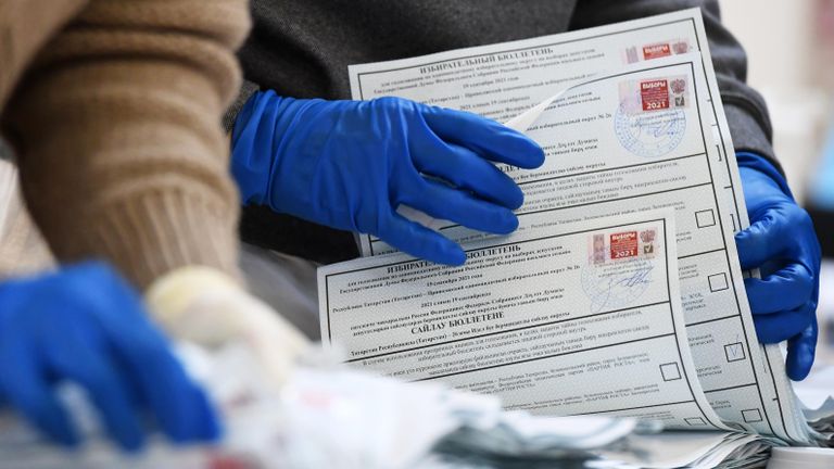 Сотрудница избирательной комиссии подсчитывает бюллетени после закрытия избирательного участка №42 в Казани на выборах депутатов Государственной Думы РФ Сотрудница избирательной комиссии подсчитывает бюллетени после закрытия избирательного участка №42 в Казани на выборах депутатов Государственной Думы РФ