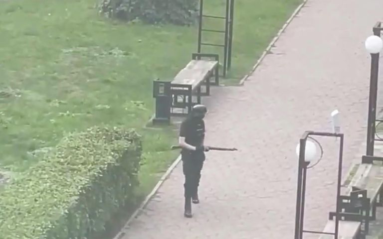 Предполагаемый стрелок возле Пермского университета. Кадр из видео очевидца Предполагаемый стрелок возле Пермского университета. Кадр из видео очевидца