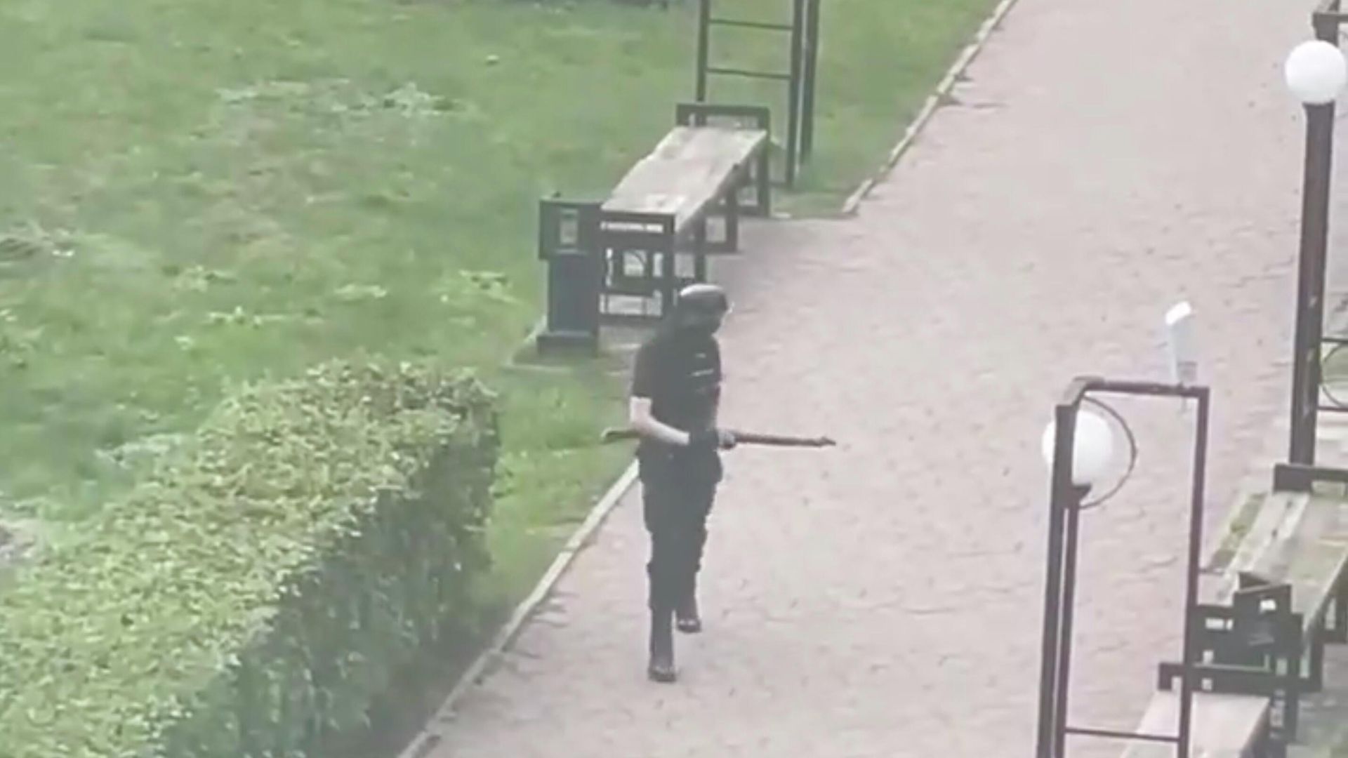 Предполагаемый стрелок возле Пермского университета. Кадр из видео очевидца Предполагаемый стрелок возле Пермского университета. Кадр из видео очевидца - РИА Новости, 1920, 20.09.2021