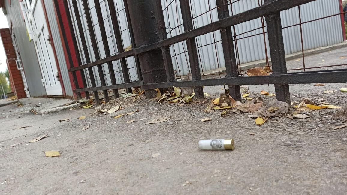 Гильза у ворот Пермского государственного университета Гильза у ворот Пермского государственного университета - РИА Новости, 1920, 20.09.2021
