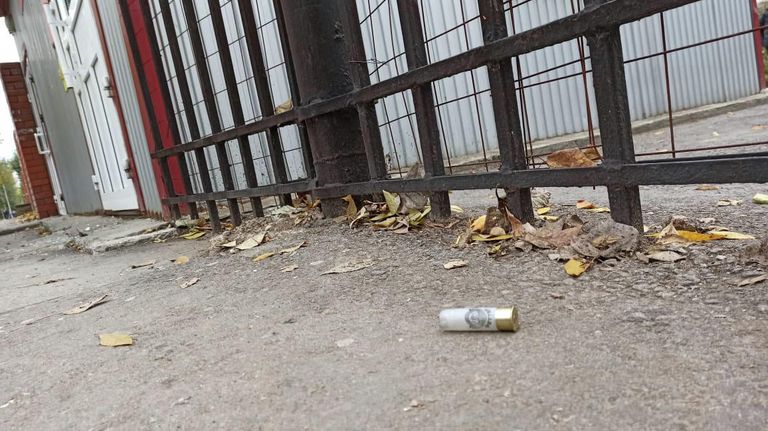 Гильза у ворот Пермского государственного университета