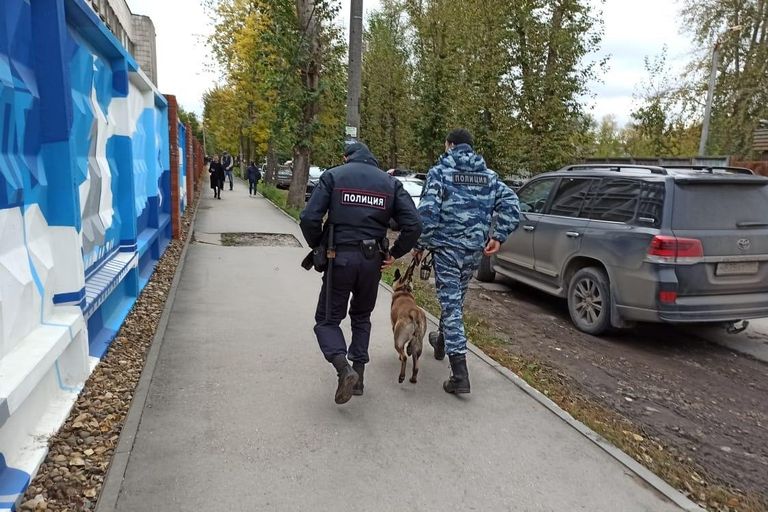 Сотрудники полиции со служебной собакой на улице Перми Сотрудники полиции со служебной собакой на улице Перми