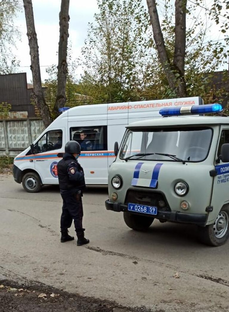 Машины полиции и аварийно-спасательной службы на улице Перми Машины полиции и аварийно-спасательной службы на улице Перми