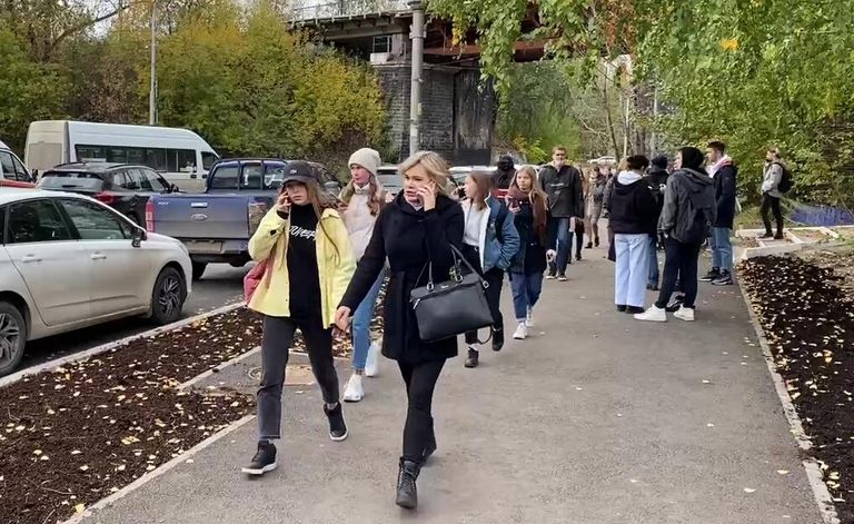 Группа молодых людей на улице Перми. Стоп-кадр видео Группа молодых людей на улице Перми. Стоп-кадр видео