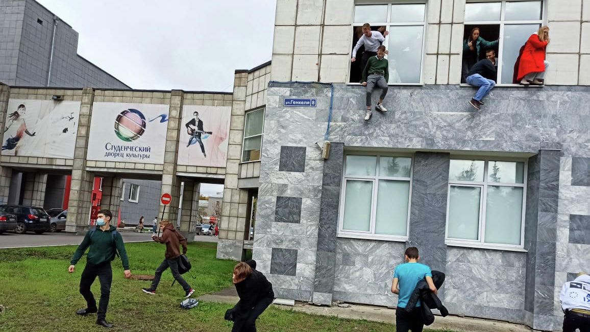 Студенты выпрыгивают из окон Пермского государственного национального исследовательского университета, в котором неизвестный открыл стрельбу Студенты выпрыгивают из окон Пермского государственного национального исследовательского университета, в котором неизвестный открыл стрельбу - РИА Новости, 1920, 16.12.2021