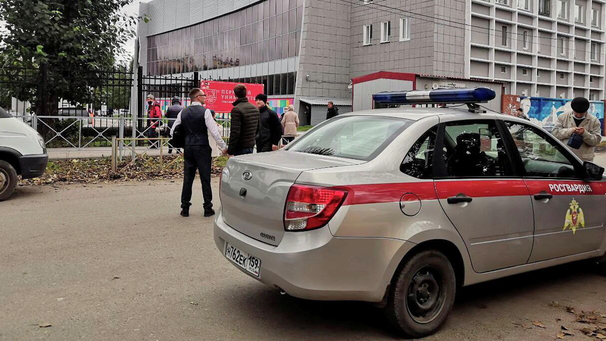 Автомобиль Росгвардии рядом с территорией Пермского государственного университета, где произошла стрельбы Автомобиль Росгвардии рядом с территорией Пермского государственного университета, где произошла стрельбы - РИА Новости, 1920, 20.09.2021