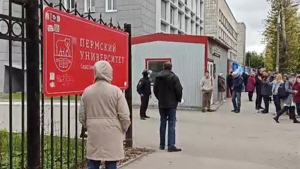 У Пермского государственного национального исследовательского университета, где вооруженный молодой человек открыл стрельбу. Стоп-кадр видео У Пермского государственного национального исследовательского университета, где вооруженный молодой человек открыл стрельбу. Стоп-кадр видео - РИА Новости, 1920, 03.12.2021
