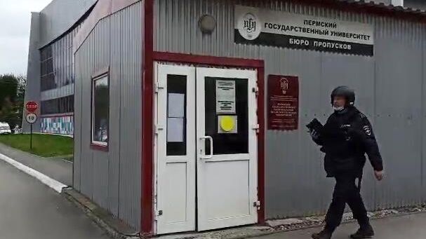 У Пермского государственного национального исследовательского университета, где вооруженный молодой человек открыл стрельбу. Стоп-кадр видео У Пермского государственного национального исследовательского университета, где вооруженный молодой человек открыл стрельбу. Стоп-кадр видео - РИА Новости, 1920, 20.09.2021