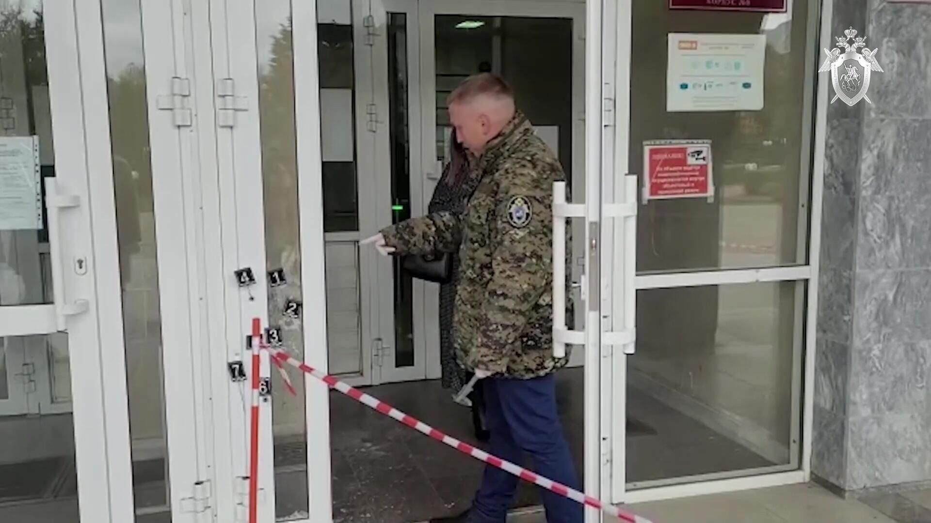 У Пермского государственного национального исследовательского университета, где вооруженный молодой человек открыл стрельбу. Стоп-кадр видео У Пермского государственного национального исследовательского университета, где вооруженный молодой человек открыл стрельбу. Стоп-кадр видео - РИА Новости, 1920, 21.09.2021