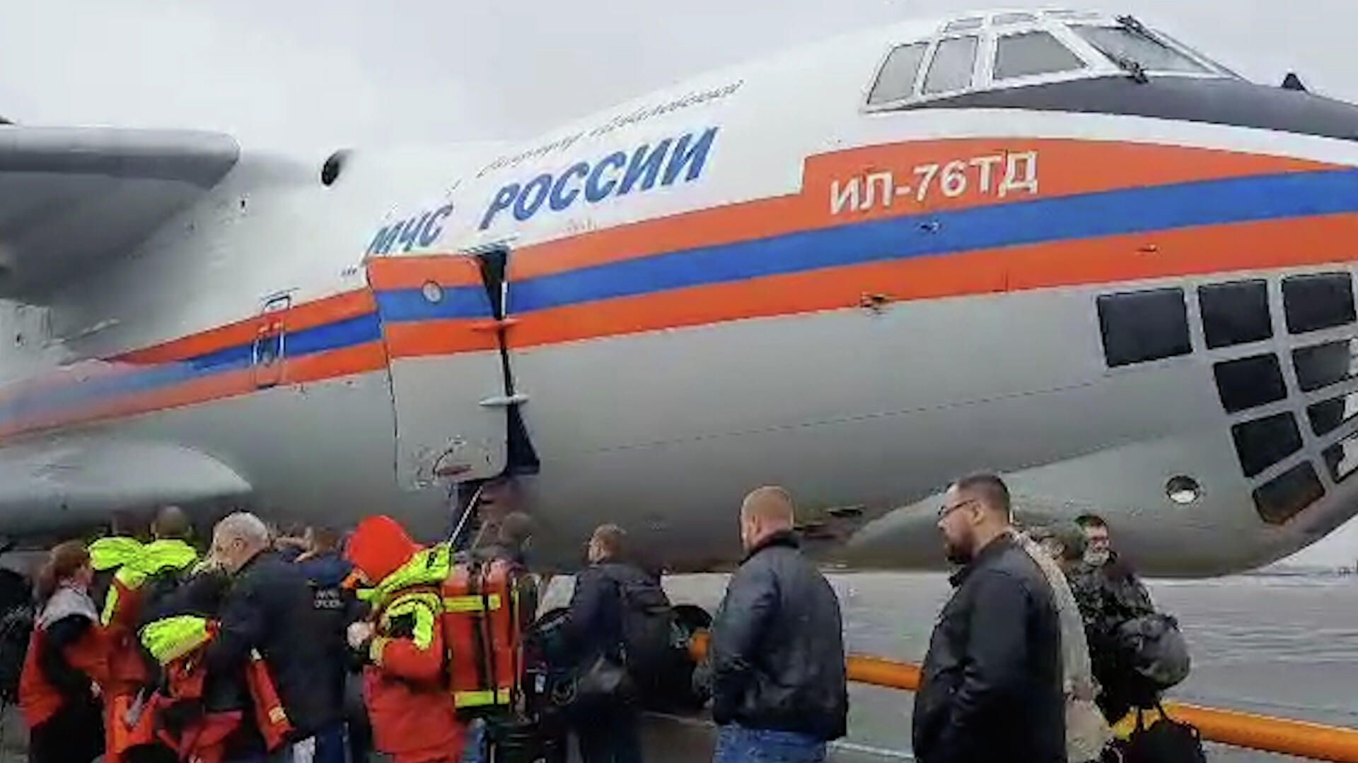 Самолет МЧС вылетел в Пермь к раненным при стрельбе в университете Самолет МЧС вылетел в Пермь к раненным при стрельбе в университете - РИА Новости, 1920, 20.09.2021