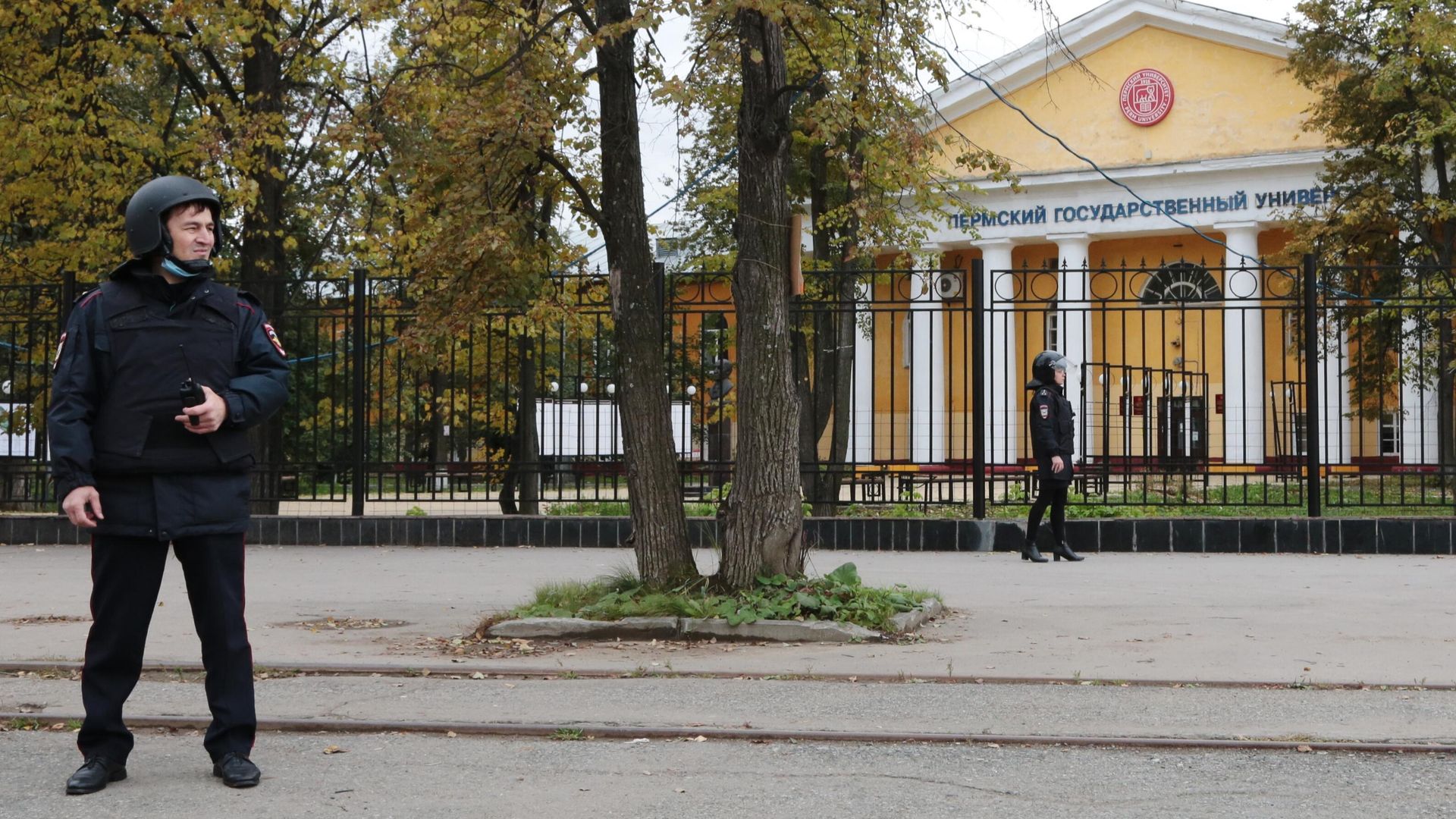 Сотрудник правоохранительных органов стоит в оцеплении неподалеку от Пермского государственного национального исследовательского университета, где вооруженный молодой человек открыл стрельбу - РИА Новости, 1920, 20.09.2021