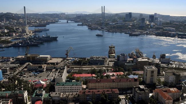 Вид на Золотой мост через бухту Золотой рог во Владивостоке Вид на Золотой мост через бухту Золотой рог во Владивостоке